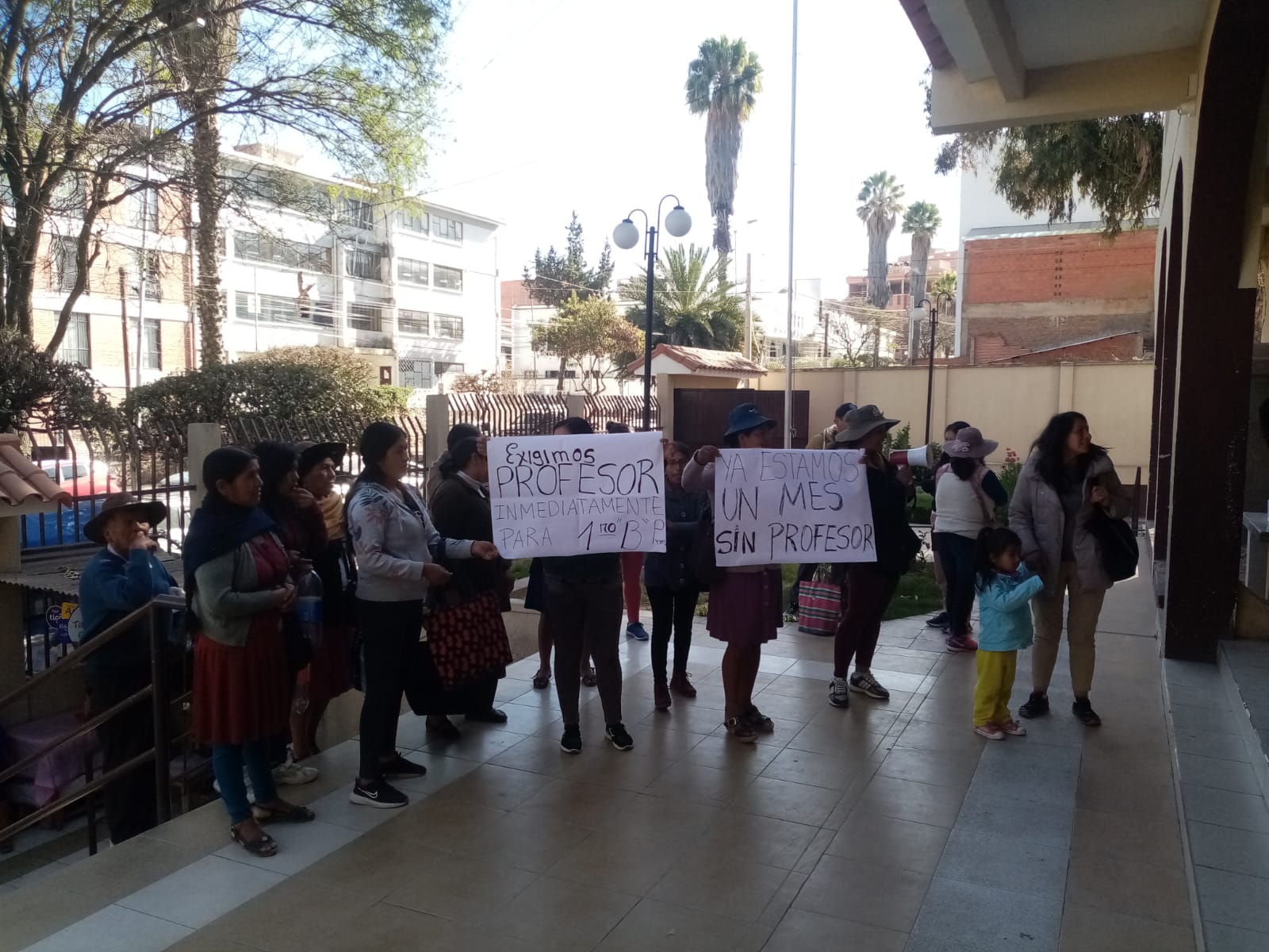 Los padres de estudiantes del 1ro B del Colegio Guido Villagómez "A" acompañados de su junta escolar
