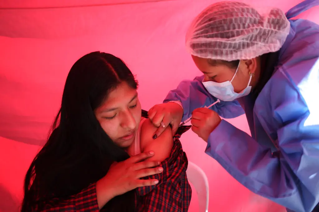 Una mujer es vacunada hoy contra la covid-19, en La Paz (Bolivia). EFE/Luis Gandarillas