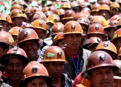 Fedecomin La Paz junto a todos sus afiliados inician medidas de presión con una marcha desde El Alto || La medida es asumida luego de que abandonaron el diálogo por la inasistencia del presidente Rodrigo Paz.
