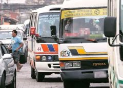 Sucre: Mujer de la tercera edad es hospitalizada tras caer de un micro en movimiento || La policía busca al responsable.