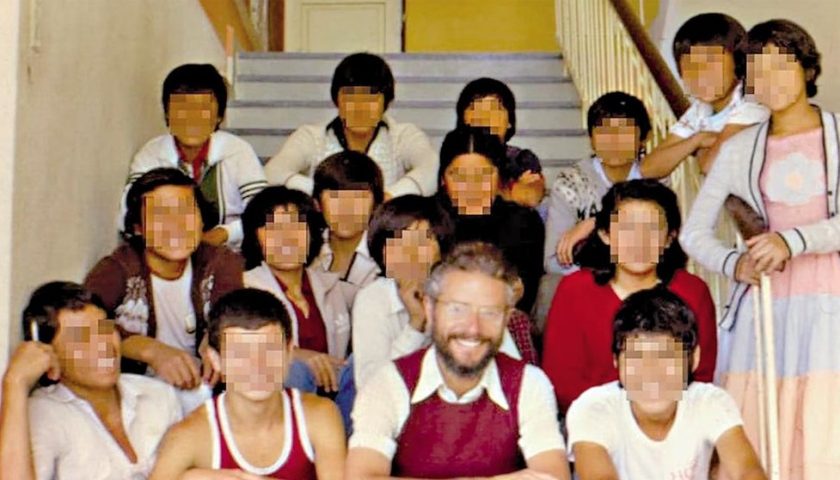 Francesc Peris posa junto a un grupo de alumnos del colegio Juan XXIII de Cochabamba. / TOMADA DE EL PAÍS