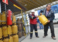 Vecinos y transportistas denuncian desabastecimiento crónico de GLP y diésel en Santa Cruz y Chuquisaca || La escasez de combustibles se extiende al Gas Licuado de Petróleo y agrava la crisis del transporte público.