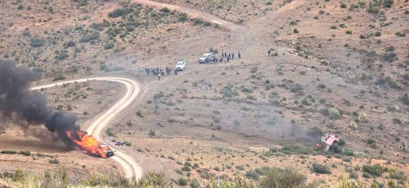 Caiza D: La gráfica muestra dos vehículos incendiados en el área de la trifulca