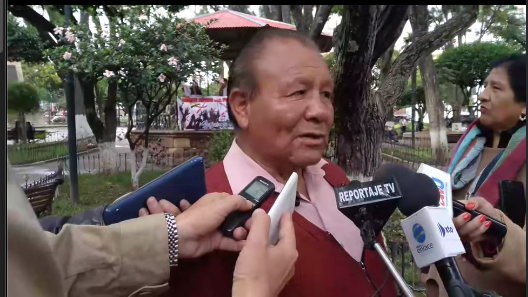 Marcelino Choque, dirigente del Mercado Central de Sucre, rechazó las acusaciones que lo vinculan con los comerciantes ambulantes y denunció diversas irregularidades en la administración del centro de abasto. “Yo no soy dirigente de ningún ambulante y tampoco respondo a ellos”, aseguró, desmintiendo rumores que lo señalaban como defensor de este sector. Choque explicó que la confusión surgió tras recibir imágenes en las que se ve a la administradora del mercado ejerciendo funciones de comisaría en la calle. “La administradora no puede estar fuera del Mercado Central, su función es interna”, sostuvo, señalando que su postura fue malinterpretada. El dirigente también denunció que, desde el 2016, la actual directiva se mantiene en el cargo sin permitir elecciones. “No pueden eternizarse como dirigentes, el estatuto dice claro que son dos años, máximo cuatro si la base lo aprueba”, afirmó, cuestionando la falta de renovación en la dirigencia. Asimismo, reveló presuntas irregularidades en el manejo económico de los recursos del mercado, mencionando que diferentes dirigentes retiraron dinero sin rendir cuentas. “Han sacado casi 30.000 bolivianos para un proyecto y no se ha hecho nada”, denunció. También mencionó que la actual dirigencia gastó fondos sin transparencia, exigiendo que presenten documentación que respalde sus acciones. Finalmente, Choque anunció que acudirá a instancias de transparencia para exigir una auditoría y una rendición de cuentas clara. “Hay muchas cosas que hay que aclarar y decir la verdad”, concluyó, reiterando su compromiso con la mejora del mercado y el respeto a sus estatutos.