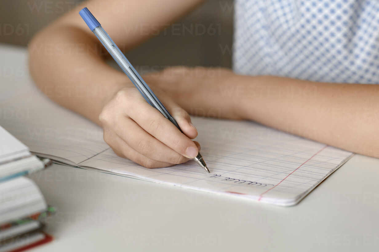 Niña escribe en su diario
