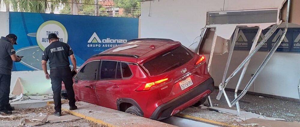 Así quedó el vehículo que arrolló a una mujer