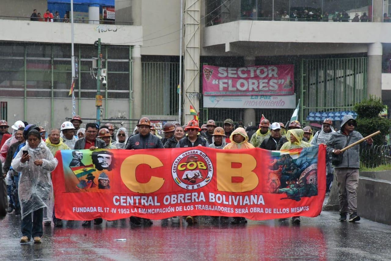 ‘Estamos firmes’: La lluvia no frenó la marcha de la COB en su 5to día de lucha contra el ‘decretazo’ || El dirigente de los mineros asalariados dijo que están con la moral alta y no cederán hasta lograr su objetivo: la derogación del Decreto 5503. También se movilizan en Cochabamba y Santa Cruz.