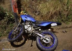 Un policía instructor de canes f4ll3ce tras chocar su moto contra un poste en la Av. Juana Azurduy || El caso se encuentra en investigación.