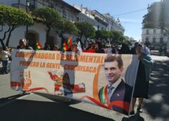 Rodriguismo se moviliza con Funcionarios Públicos en apoyo «moral» al presidente Paz || Rechazan el pedido de aumento salarial. "¡Rodrigo, amigo, Sucre está contigo!", coreaban los marchistas de multiples organizaciones sociales.