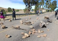 Policía informa sobre primer punto de bloqueo en Chuquisaca || Anticipan que desde mañana se intensificarán las medidas de protesta.