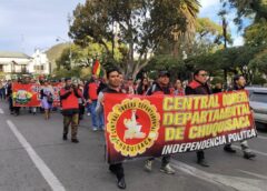 Chuquisaca: Obreros marchan contra el «Estado de Sitio» y por su pliego petitorio || También exigen dejar sin efecto la persecución al ejecutivo nacional Mario Argollo.