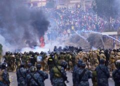 Gobierno sede a exigencias de cívicos y anuncian uso de militares y policías en desbloqueo mañana || Bajo una figura de "banderas blancas", el gobierno anunció la movilización de militares y policías armados que intentarán acorralar a movilizados desde La Paz y Oruro.