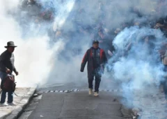Paz pone Bs 68 millones en gases lacrimógenos; primera dama administra «ayuda» y gobierno apuesta por los corredores humanitarios || Gobierno destina millonario presupuesto para agentes químicos mientras primera dama recolecta ayuda humanitaria