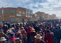 Campesinos de la Túpac Katari toman la vanguardia; cabildo determina masificar bloqueos hasta la renuncia de Paz || El cabildo exige al Gobierno “no privatizar los servicios públicos salud y servicios básicos de energía eléctrica y agua potable”.
