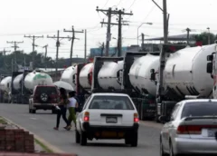 Escasez de combustibles en Santa Cruz no es por los bloqueos: Cívicos le piden a Paz no «faltarle el respeto a los cruceños» || Zambrana da 24 horas a YPFB para “decir la verdad” y rechaza versión de bloqueos; Gómez pide renuncia de Daroca: “Si no tiene capacidad, que se vaya”