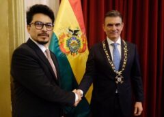 Paz se «auto condecora» con la orden Cóndor de los Andes || El periodista John Arandia expresó críticas por la oportunidad del reconocimiento, al recordar que el fallecido ciclista boliviano Edgar Cueto, quien fue enterrado recientemente, nunca recibió esa distinción en vida.