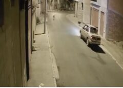 ¿S!car1ato en Sucre?: Hallan s!n v!da en su vehículo a un taxista con un !mpacto de b4l4 || En la Av. 6 de agosto. Las imágenes de cámaras de seguridad muestran a 2 sujetos en la escena de los hechos. La policía tiene múltiples hipótesis.