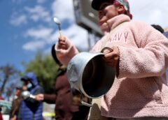 Hoy: Maestros chuquisaqueños rompen Estado de Excepción y van a un «cacerolazo» || Además de las demandas sectoriales contra la nueva ley educativa, la movilización también responderá a la situación económica nacional, caracterizada por el incremento de precios, el encarecimiento del transporte y la escasez de diésel y otros combustibles.