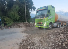 Bloqueo: Universitarios quechuas abren temporalmente paso en la ruta Cochabamba – Santa Cruz || Rechazan traslado de la universidad y piden la cabeza del rector.