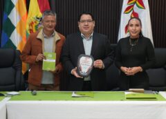 Periodistas de Chuquisaca reconocieron en mayo a Mariaca por financiar una cena; policía investiga pagos a periodistas || Por el día del Periodista, Mariaca financió un centenar de platos de pollo al horno para la Federación de la Prensa de Chuquisaca. Su presidente asegura que fue sin comprometer la linea editorial de los medios afiliados.