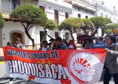 Sucre: Maestros marchan contra la descentralización de institutos y van a un paro de 24 horas || Anuncian paro nacional de 24 horas el viernes y advierten con medidas indefinidas si no hay diálogo