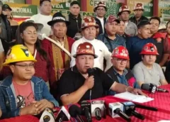 La COB rechaza «decretazos» de Paz, se declaran en emergencia y toman distancia del evismo || Tras un ampliado, la Central Obrera Boliviana se declaró en estado de emergencia y anunció que buscará articular a las organizaciones sindicales de los nueve departamentos para enfrentar las disposiciones gubernamentales. El incremento salarial aún no fue definido.